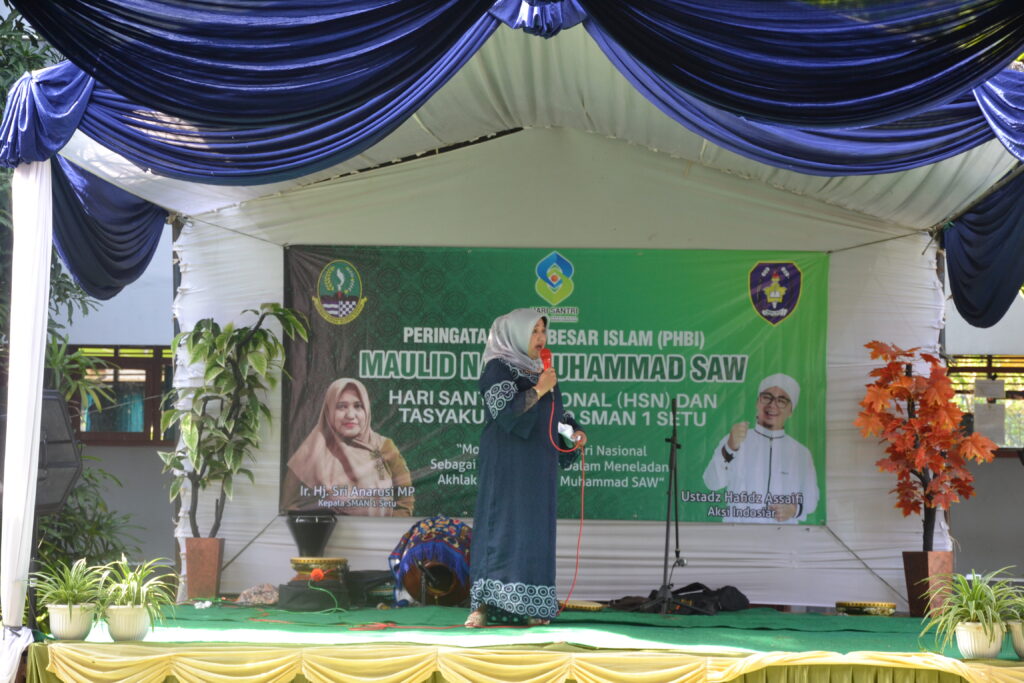 Ibu Kepala Sekolah memberikan sambutan