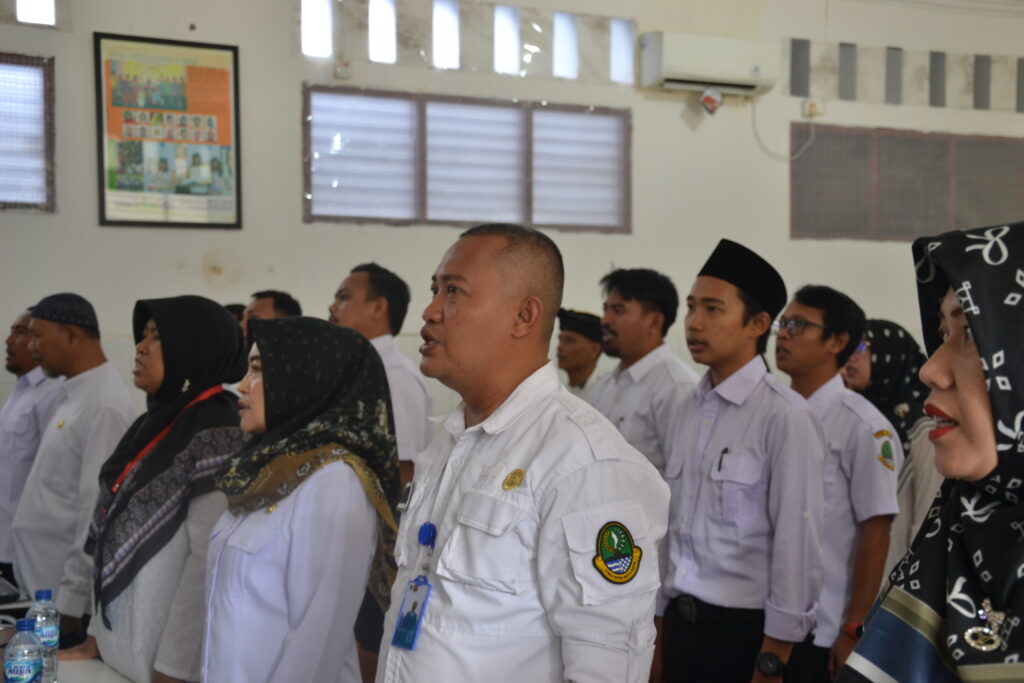 Menyanyikan Lagu Indonesia Raya